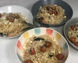 Foto del paso 7 de la receta Tallarines con salmón y cherrys en salsa de salvia con mantequilla