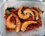 Une image de l'étape 11 de Gambas sauvages géantes marinées aux tomates, ail, citron et coriandre.