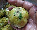 A picture of step 5 of Cheesy Vada Pav.