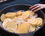 Foto del paso 3 de la receta Patatas a lo pobre con pechuga aromatizada