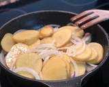 Foto del paso 3 de la receta: Patatas a lo pobre con pechuga aromatizada