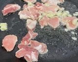 รูปขั้นตอนการทำที่ 2 ของ หมูผัดกะหล่ำปลี