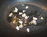 Foto del passaggio 4 della ricetta Risotto con bisque di scampi, granella di pistacchi e yogurt