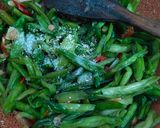 Foto langkah ke 6 dari resep Tumis Genjer Tauco Pedas.