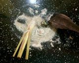 Foto langkah ke 2 dari resep Ayam Suwir Masak Tomyam.