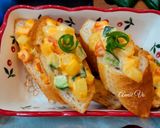 Hình bước làm 3 của món Bánh mì nướng Canape cho tiệc Giáng Sinh