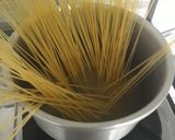 Foto langkah ke 2 dari resep Spaghetti Aglio e Olio.