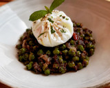 Foto del paso 9 de la receta: Guisantes picantitos con morcilla y menta y huevo poché