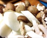 รูปขั้นตอนการทำที่ 1 ของ แกงจืดหัวไชเท้าเห็ดหอมสด