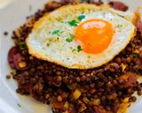 🌲 Pirított lencse fokhagymával, kolbásszal és tükörtojással 🥘 recept fázis 4 fotója