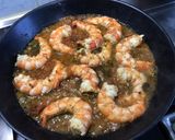 Une image de l'étape 10 de Gambas sauvages à la tomate, câpres et aneth.