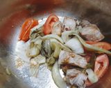 Hình bước làm 4 của món Canh cải chua nấu sườn non