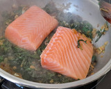 Foto del paso 2 de la receta: Salmón con espinacas