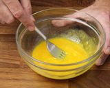 Mézes-mustáros csirkemell kukoricapehely bundában recept fázis 3 fotója