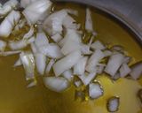 Foto del passaggio 2 della ricetta Polpette di carne tritata e ricotta al sugo
