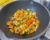 Foto del passaggio 2 della ricetta Insalata estiva di cous cous 🫑🌽🍅🧅🏳️‍🌈☮️🇺🇦