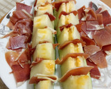 Foto del paso 1 de la receta: Brochetas de melón con jamón