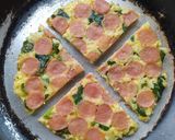Foto langkah ke 5 dari resep Pizza Nasi Bayam Sosis.