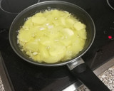 Foto del paso 1 de la receta: Tortillita de patatas y cebolla