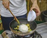 รูปขั้นตอนการทำที่ 12 ของ ข้าวผัดแกงเขียวหวาน ไก่ อาหารไทย เมนูผัด วิธีทำง่ายๆ