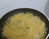 Foto langkah ke 1 dari resep Carbonara Spaghetti dengan Daging Asap, Jamur dan Brokoli.