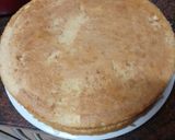 Foto del paso 7 de la receta Tarta con crema pastelera, fresas y nata recubierta de natillas