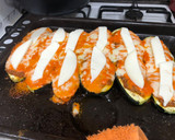 Foto del paso 7 de la receta: Calabacines rellenos con gratinado de queso de oveja y salsa de pimientos del piquillo
