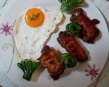 Csirkemáj baconbe tekerve lágy tojással, kígyóuborka dísszel recept fázis 4 fotója
