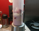 Une image de l'étape 1 de 🌿Milkshake veggie framboise banane et beurre amande.