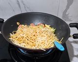 Foto langkah ke 4 dari resep Mie Goreng Sosis Gila.