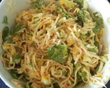 Foto del paso 4 de la receta: Ensalada de surimi (Krissia) con lechuga, huevo cocido y aceitunas
