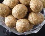 तिल मखाने गोंद लड्डू (til makhane gond laddu recipe in Hindi) रेसिपी चरण 5 फोटो