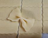 Foto del paso 7 de la receta: 🍝 Farfalle caseros con salsa bechamel de jamón y oliva 🍝 - 🍝 Fideos moñitos caseros con semolín🍝