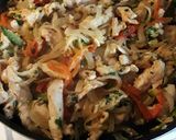 Foto del paso 7 de la receta: Pollo salteado con verduras y arroz amarillo