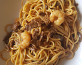 Foto del paso 4 de la receta: Espaguetis con ternera y gambas en salsa