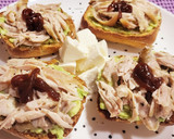 Foto del paso 5 de la receta: Tostas con aguacate y pollo