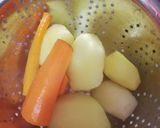 Foto del paso 1 de la receta: Salteado de pollo con ensalada de papas con zanahoria