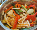 Foto del paso 4 de la receta: Fajitas de pollo con patatas bravas caseras en AirFryer Ninja Foodi Dual Zone