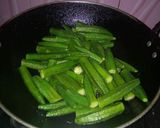 A picture of step 2 of Chatpati Masala Bhindi.