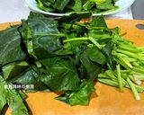 A picture of step 2 of Stir-Fried Spinach and Enoki Mushrooms with Shacha Sauce.