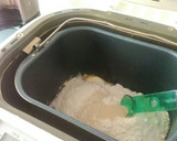 Foto del paso 1 de la receta: Roles de canela,pasas y arándanos con jarabe borracho (amasado máquina panificadora)