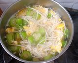 Foto langkah ke 4 dari resep Sayur Oyong Enoki Kuah Telur.
