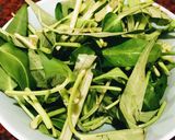 Foto langkah ke 1 dari resep Cah kangkung tomat saos tiram 🥗.