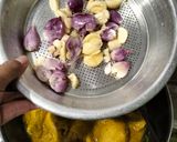 Foto langkah ke 5 dari resep Ayam Ungkep Goreng Srundeng Bawang.
