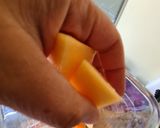 Foto del paso 1 de la receta: Agua de melón con miel de Yucatán y agua de azahar