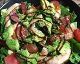 Foto del paso 3 de la receta: Ensalada de espinacas con tomate, langostinos y aguacate