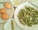 Foto del paso 2 de la receta Tortilla de espárragos silvestres y calabacín