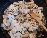 Foto del paso 2 de la receta: Salteado de coles de Bruselas y champiñones 😋
