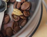Foto del paso 2 de la receta: Qahwa ☕ Café arábigo con especias: cardamomo, azafrán y clavo de olor ☕