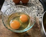 Foto del paso 1 de la receta: Huevos rotos o estrellados